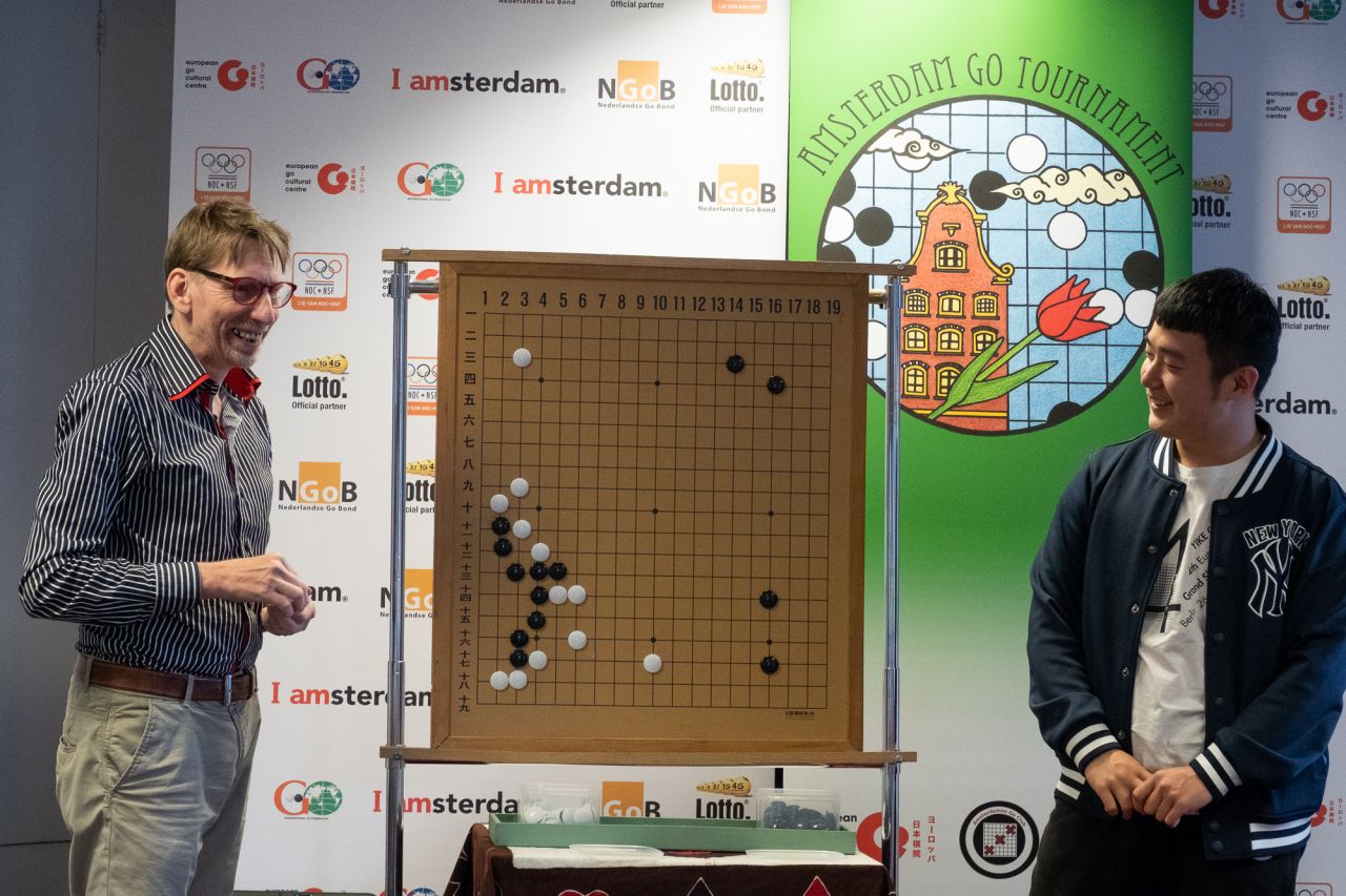 Rob van Zeijst 7 dan (left) and Zhao Baolong 2 dan professional (right) provided a public game review on Thursday evening